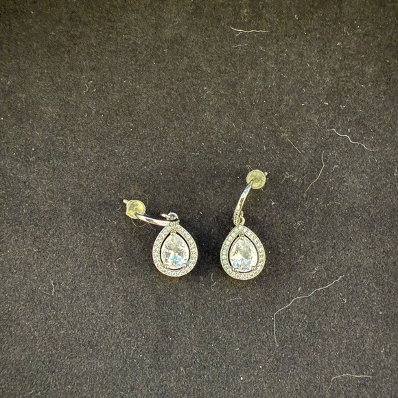 Dazzling Silver Teardrop Earrings - Picture 1 of 1